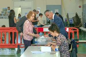 Cử tri đi bỏ phiếu ở thành phố Joinville-le-Pont, ngoại ô Paris. (Ảnh: MINH DUY)