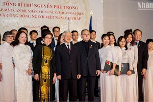 Tổng Bí thư Nguyễn Phú Trọng chụp ảnh lưu niệm cùng các thành viên Hợp ca Quê hương ngày 27/3/2018 tại Trung tâm Văn hóa Việt Nam ở Paris. 