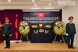 Từ 9 giờ sáng 25/7 (giờ Paris), Lễ viếng Tổng Bí thư Nguyễn Phú Trọng được tổ chức trang trọng tại Trụ sở Đại sứ quán Việt Nam ở Paris (Cộng hòa Pháp). (ẢNH: KHẢI HOÀN)