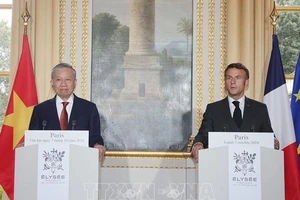 Tổng Bí thư, Chủ tịch nước Tô Lâm và Tổng thống Pháp Emmanuel Macron họp báo chung trước hội đàm tại Điện Elysee ở Thủ đô Paris. (Ảnh: Trí Dũng/TTXVN)