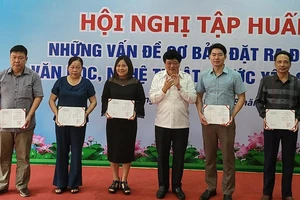 Đồng chí Nguyễn Thế Kỷ trao giấy chứng nhận hoàn thành lớp tập huấn cho các học viên. 