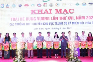 Đồng chí Vừ A Bằng, Phó Chủ tịch Ủy ban nhân dân tỉnh Điện Biên, trao cờ lưu niệm tặng các đoàn dự Trại hè.