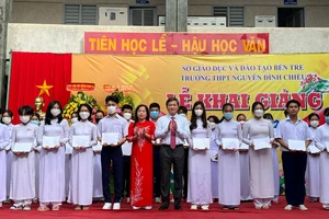 Bí thư Tỉnh ủy Bến Tre Lê Đức Thọ trao học bổng cho học sinh tại Trường Trung học phổ thông Nguyễn Đình Chiểu.