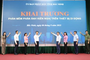 Các đại biểu thực hiện nghi thức Khai trương phần mềm phản ánh kiến nghị trên thiết bị di động.