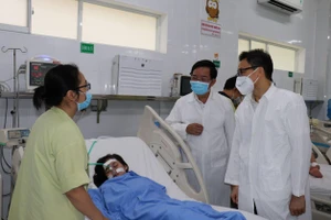 Phó Thủ tướng Vũ Đức Đam thăm bệnh nhân đang điều trị tại Bệnh viện Nhi đồng Đồng Nai.