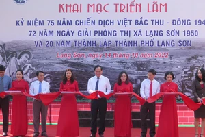 Lãnh đạo Ủy ban nhân dân tỉnh Lạng Sơn cùng các đại biểu cắt băng triển lãm chuyên đề: "Đường số 4 rực lửa".