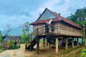 Nhà sàn của người Ca Dong tại làng (Katu) Kpang ở xã Sơn Bua, Sơn Tây, Quảng Ngãi. (Ảnh: NGUYỄN ĐĂNG VŨ)