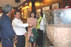 Chủ tịch Ủy ban nhân dân tỉnh Quảng Ngãi Đặng Văn Minh tham quan, tìm hiểu các hiện vật tại Nhà trưng bày văn hóa Sa Huỳnh. 