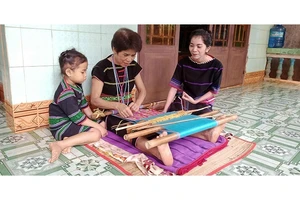 Nghệ nhân Thị An Đê (xã Thọ Sơn, huyện Bù Đăng) đang nỗ lực truyền nghề dệt thổ cẩm truyền thống cho con cháu.