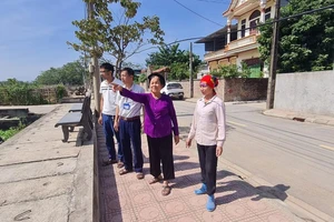 Bà Đỗ Thị Hường, Bí thư Chi bộ thôn Đồng Sáo, thị trấn Thanh Lãng (thứ 2 từ phải sang) cùng người dân giám sát việc tuân thủ pháp luật đất đai. 