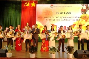 Tỉnh Đắk Nông trao tặng Bằng khen cho 10 tập thể có đóng góp cho sự phát triển ngành giáo dục và đào tạo tỉnh Đắk Nông.