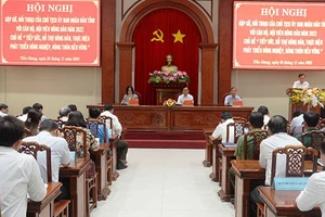 Lãnh đạo Ủy ban nhân dân tỉnh và các sở, ngành tỉnh Tiền Giang trả lời những ý kiến của nông dân.