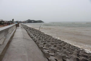 Đoạn kè chống sạt lở bờ biển xã Bình Hải, huyện Bình Sơn đưa vào sử dụng giúp người dân an tâm trong mùa mưa bão 2022.