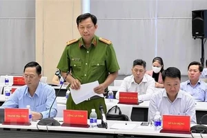 Thượng tá Nguyễn Minh Thân, Phó Trưởng Phòng tham mưu Công an tỉnh Bình Dương, thông tin tại cuộc họp báo cung cấp thông tin về tình hình kinh tế-xã hội năm 12/2022 tại tỉnh Bình Dương. (Ảnh: TTXVN)