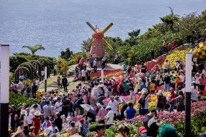 Du khách tham quan đỉnh Núi Bà Đen, Tây Ninh.