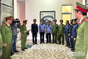 Cơ quan Cảnh sát điều tra Công an tỉnh Thừa Thiên Huế đọc lệnh khởi tố vụ án hình sự, khởi tố các bị can về tội nhận hối lộ.