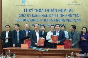 Lãnh đạo tỉnh Phú Yên và Vietnam Airlines ký kết thỏa thuận hợp tác giai đoạn 2023-2027.