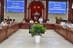 Chủ tịch Ủy ban nhân dân tỉnh Tiền Giang Nguyễn Văn Vĩnh phát biểu tại hội nghị.
