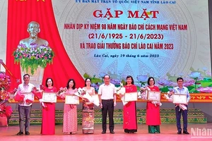 Lãnh đạo Tỉnh ủy Lào Cai trao Bằng khen cho các cá nhân cơ quan báo chí có thành tích xuất sắc trong xây dựng tỉnh Lào Cai, trong đó có Báo Nhân Dân tại địa phương. (Ảnh: QUỐC HỒNG)