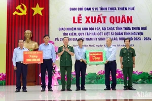 Đại tá Hoàng Tuấn Hiền, Phó Cục trưởng Cục Chính sách, Tổng Cục chính trị Quân đội Nhân dân Việt Nam, Phó Chánh văn phòng Ban chỉ đạo Quốc gia 515 tặng quà cho Đội 192.