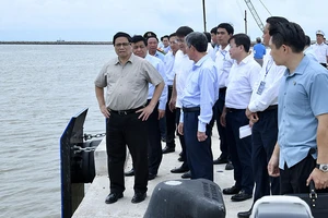 Thủ tướng Phạm Minh Chính thị sát cảng biển trong Khu kinh tế Định An.