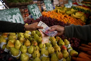 Người dân mua hoa quả tại một khu chợ ở Buenos Aires, Argentina. (Ảnh: AFP/TTXVN)