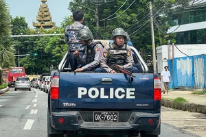 Cảnh sát tuần tra trên đường phố tại Yangon, Myanmar, ngày 19/7/2023. (Ảnh: AFP/TTXVN)