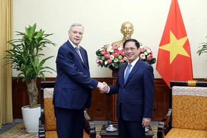 Bộ trưởng Ngoại giao Bùi Thanh Sơn tiếp Thứ trưởng thứ nhất Bộ Ngoại giao Nga V. Titov. (Ảnh: Bộ Ngoại giao)