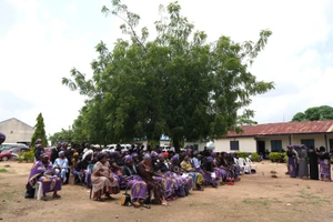 Cha mẹ của các học sinh bị bắt cóc tập trung tại trường học ở Chikun, bang Kaduna, Nigeria, cầu nguyện cho các em sớm được trả tự do. (Ảnh tư liệu: AFP/TTXVN)