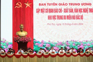 Đồng chí Nguyễn Trọng Nghĩa và các đại biểu chủ trì buổi gặp mặt.