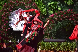 Sa Pa tấp nập khách đến du ngoạn Lễ hội Hoa hồng Fansipan ngay ngày đầu tiên của kỳ nghỉ lễ 30/4