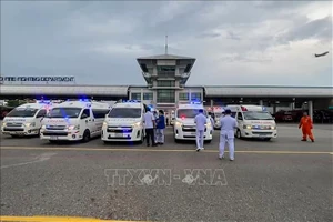 Nhân viên y tế được triển khai tại sân bay Suvarnabhumi ở Bangkok (Thái Lan) khi máy bay Boeing 777 của Hãng Singapore Airlines phải hạ cánh khẩn cấp do nhiễu động không khí, ngày 21/5/2024. (Ảnh: AFP/TTXVN)