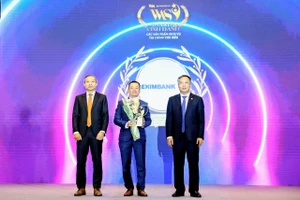 Ông Nguyễn Hướng Minh, Phó Tổng Giám đốc Eximbank (giữa) nhận Cúp giải thưởng Sản phẩm Công nghệ và Chuyển đổi số tiêu biểu năm 2024 từ Ban tổ chức.