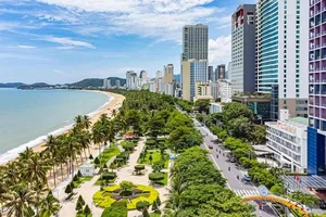 Du khách Việt chọn Nha Trang là một trong số thành phố biển và núi hàng đầu để "tránh nóng". 