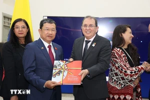 Chủ nhiệm Ủy ban Đối ngoại Quốc hội Vũ Hải Hà tặng quà lưu niệm cho Thứ trưởng thứ nhất Bộ Ngoại giao Colombia Jorge Rojas. (Ảnh: Phi Hùng/TTXVN)