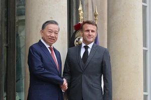 Tổng thống Pháp Emmanuel Macron đón Tổng Bí thư, Chủ tịch nước Tô Lâm. (Ảnh: TTXVN)