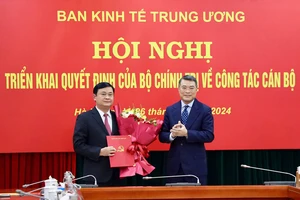 Đồng chí Lê Minh Hưng trao quyết định của Bộ Chính trị cho đồng chí Thái Thanh Quý.