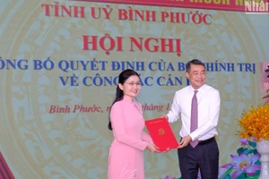 Đồng chí Lê Minh Hưng, Ủy viên Bộ Chính trị, Bí thư Trung ương Đảng, Trưởng Ban Tổ chức Trung ương trao quyết định của Bộ Chính trị cho đồng chí Tôn Ngọc Hạnh.