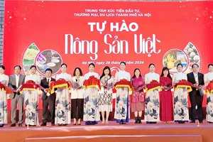 Các đại biểu khai mạc chương trình "Tự hào nông sản Việt Nam".