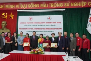 Lễ đón nhận Huy chương Hữu nghị của Chính phủ nước CHDCND Lào.