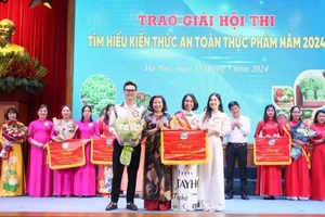 Phó Chủ tịch Hội Liên hiệp phụ nữ thành phố Hà Nội Lê Thị Thiên Hương trao giải Nhất tặng đội thi Hội Liên hiệp phụ nữ quận Tây Hồ.
