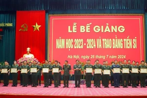 Lãnh đạo Học viện Quốc phòng trao Bằng khen tặng các tập thể, cá nhân hoàn thành xuất sắc nhiệm vụ năm học 2023- 2024. 