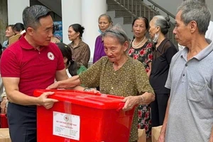 Phó Chủ tịch, Tổng Thư ký Trung ương Hội Chữ thập đỏ Việt Nam Nguyễn Hải Anh thăm hỏi bà con bị ảnh hưởng mưa lũ tại tỉnh Phú Thọ.