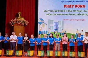 Ban tổ chức trao sản phẩm thân thiện với môi trường tặng hội viên phụ nữ. 