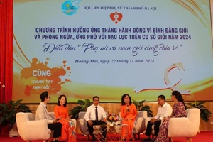 Các đại biểu tham gia diễn đàn "Phụ nữ và nam giới cùng chia sẻ”.