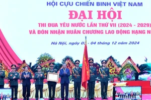 Tổng Bí thư Tô Lâm trao Huân chương Lao động hạng Nhất tặng Hội Cựu chiến binh Việt Nam. (Ảnh: Đăng Khoa)