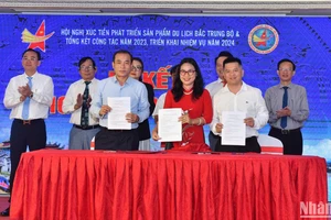 Câu lạc bộ Du lịch doanh nhân trẻ Việt Nam ký kết hợp tác phát triển với các địa phương trên toàn quốc. (Ảnh: ĐĂNG KHOA)