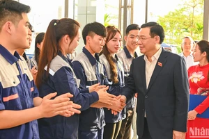 [Ảnh] Chủ tịch Quốc hội Vương Đình Huệ trao nhà Đại đoàn kết và tặng quà cho công nhân tỉnh Bắc Giang