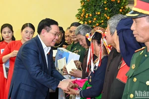 [Ảnh] Chủ tịch Quốc hội Vương Đình Huệ tặng quà cho gia đình chính sách, người lao động có hoàn cảnh khó khăn tỉnh Yên Bái 