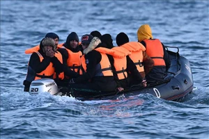 Thuyền chở người di cư vượt eo biển Manche hướng đến bờ biển miền Nam nước Anh vào ngày 5/4/2023. Ảnh: AFP/TTXVN